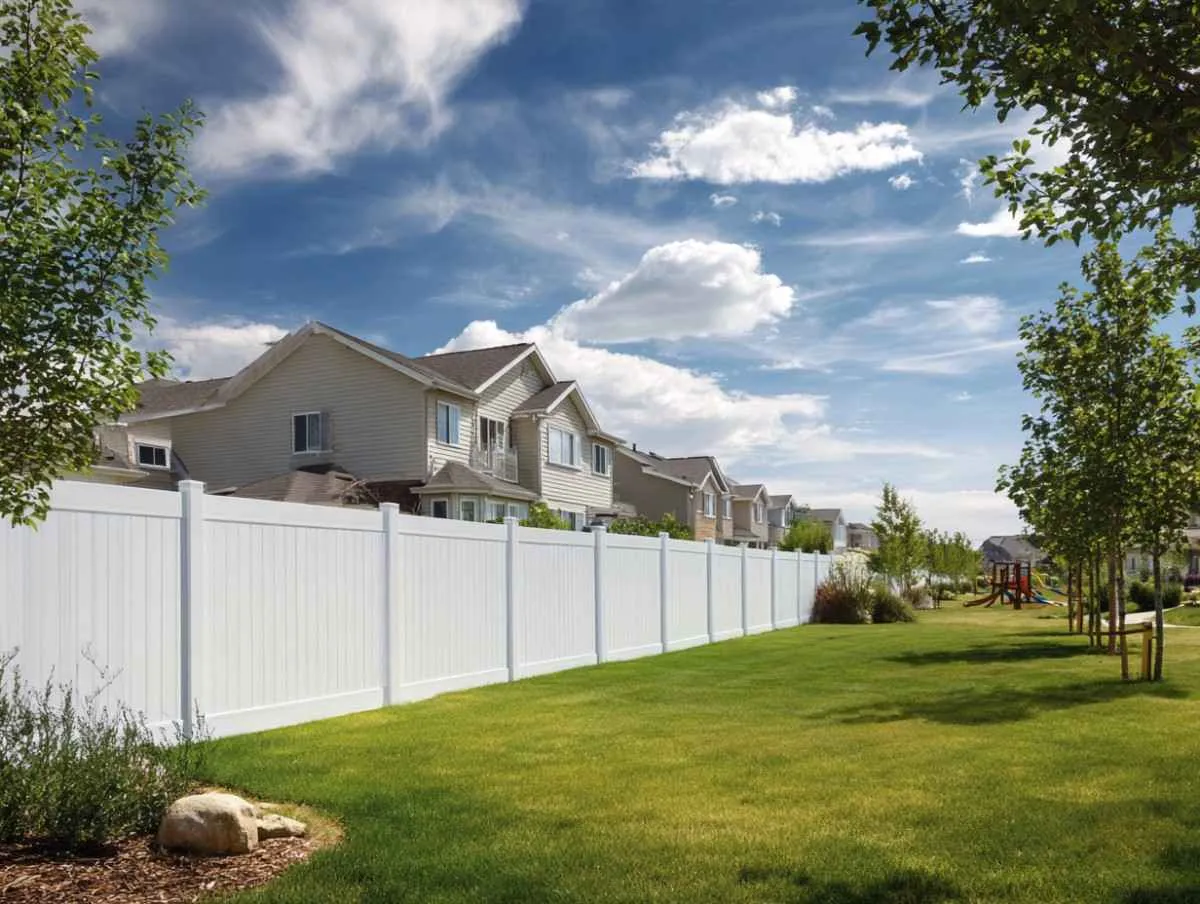 credence_land_and_fence_vinyl_fencing_fence_company_professional